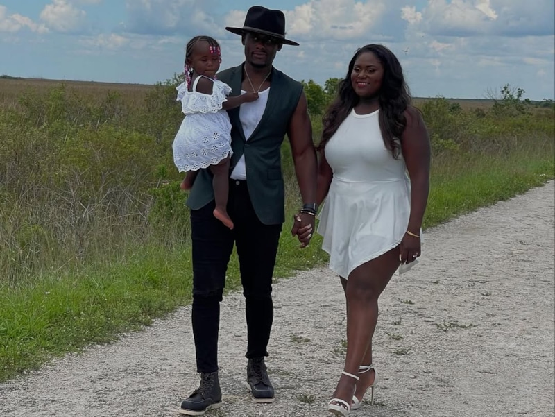 Даниэль Брукс с мужем Деннисом Гелином и дочерью