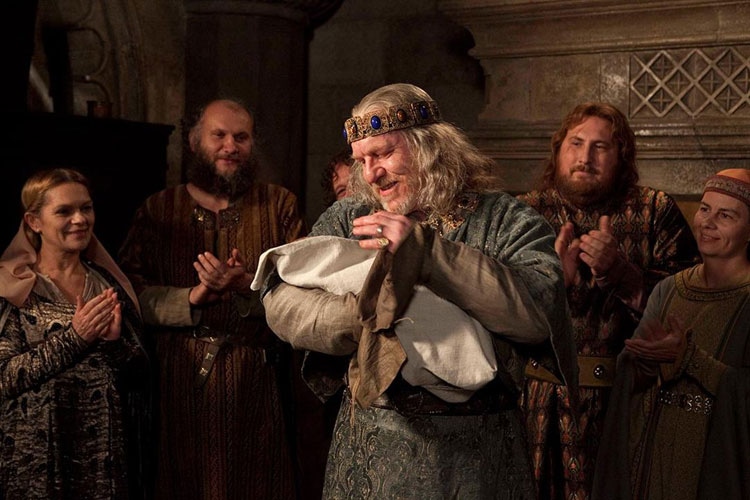 Клайв Вуд в роли Генриха I в сериале «Столпы Земли»