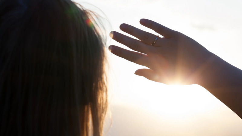 Научное объяснение: почему солнце делает нас счастливее