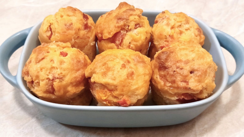 Сытная закуска: кексы с беконом и сыром