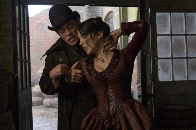 Бёрн Горман и Милли Бобби Брaун в фильме «Энола Холмс» Бёрн Горман и Милли Бобби Брaун в фильме «Энола Холмс»