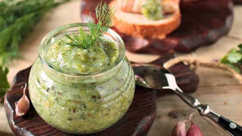 Пикантная приправа: крыжовник с чесноком и укропом