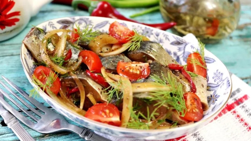 Домашняя закуска: маринованная скумбрия с соевым соусом