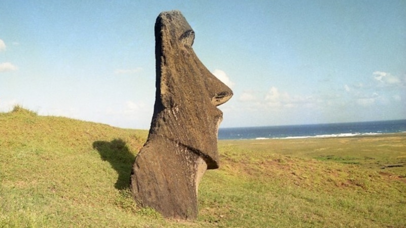 Неизвестный моаи: находка в кратере