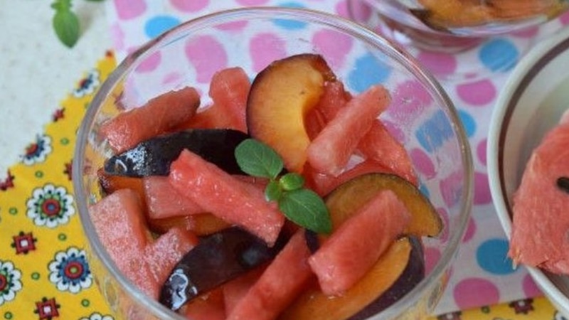 Салат с арбузом и сливами: летний рецепт с медом Салат с арбузом и сливами: летний рецепт с медом