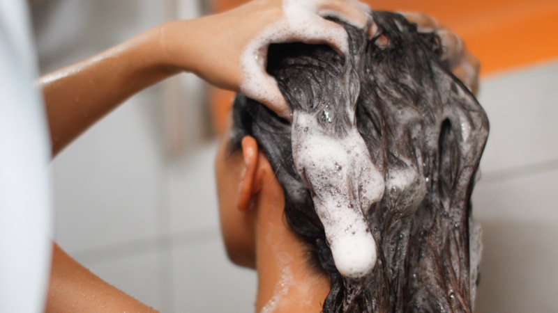 Соль в шампуне: уход за волосами