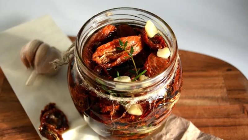 Средиземноморская закуска: вяленые томаты с травами и чесноком