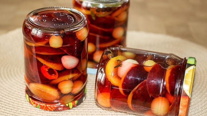 Сливы с чесноком: пикантная заготовка