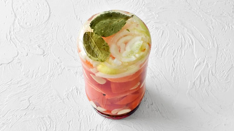 Салат на зиму: морковь и томаты