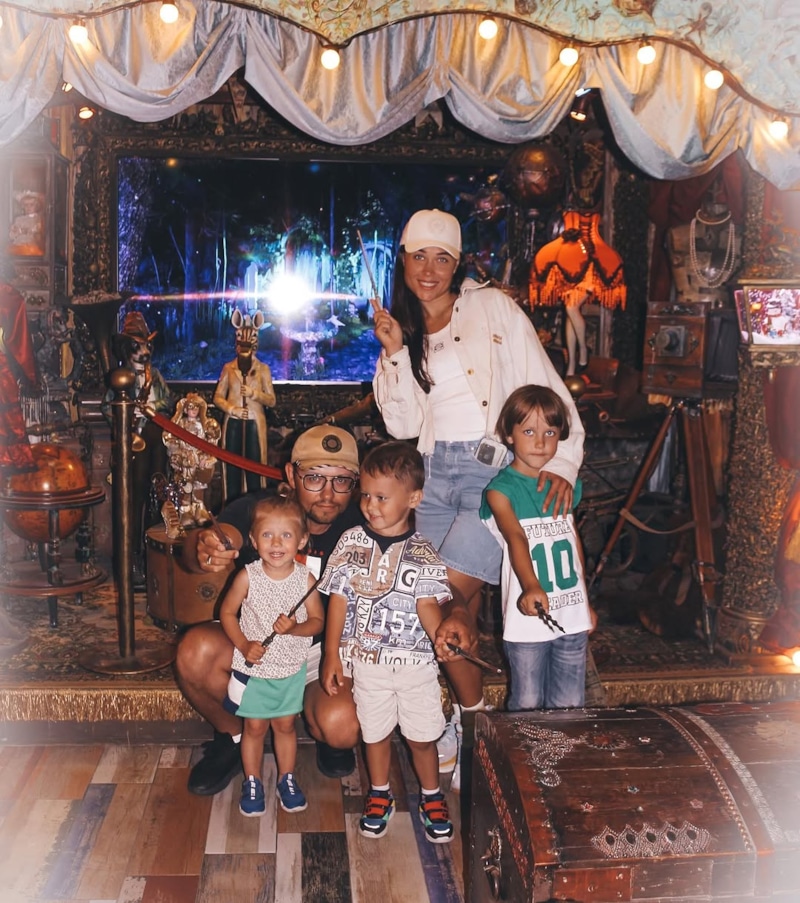 Илья Пугачев с женой Марией и детьми