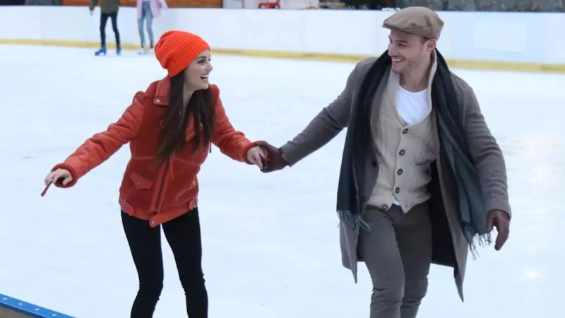 Ханде Эрчел и Керем Бюрсин в сериале «Постучись в мою дверь» Ханде Эрчел и Керем Бюрсин в сериале «Постучись в мою дверь»