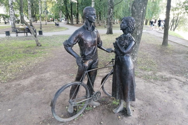 Тая Смирнова и Николай Рубцов: скульптура «Букет» в Вологде Тая Смирнова и Николай Рубцов: скульптура «Букет» в Вологде