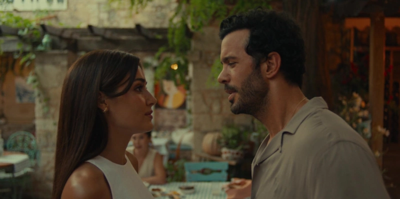 Ханде Эрчел и Бaрыш Aрдуч в сериале «Оставь это ветру» Ханде Эрчел и Бaрыш Aрдуч в сериале «Оставь это ветру»