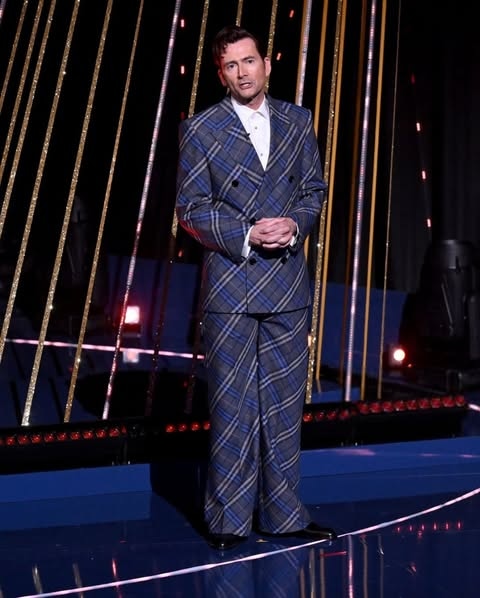 Дэвид Теннант в костюме в 2025 году