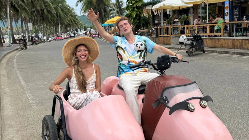 Ведущие передачи «Запретный Китай» Лоренцо Баньяти и Регина Тодоренко 