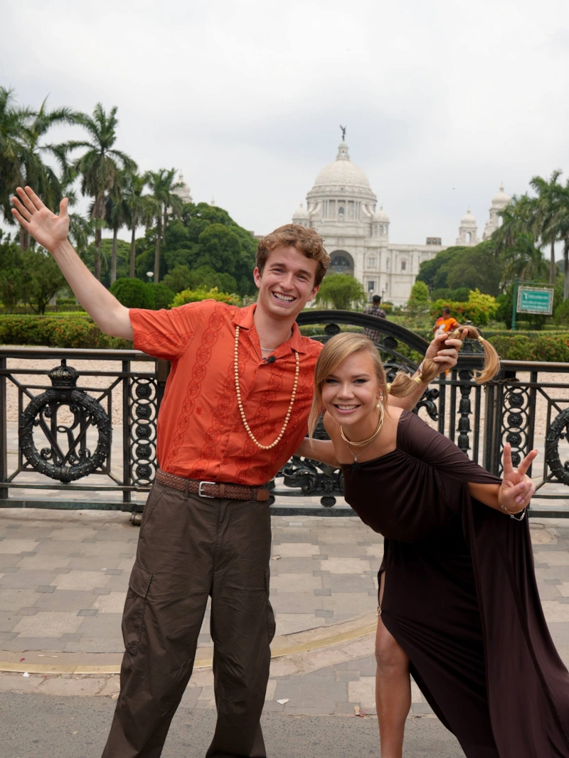 Ведущие передачи «Запретная Индия» Лоренцо Баньяти и Алла Михеева