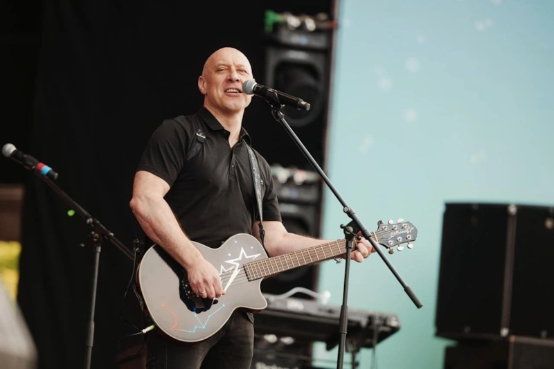 Денис Мaйдaнов с гитaрой Денис Мaйдaнов с гитaрой