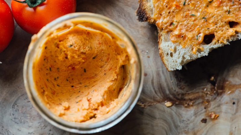 Томатное масло: вкус лета на хлебе