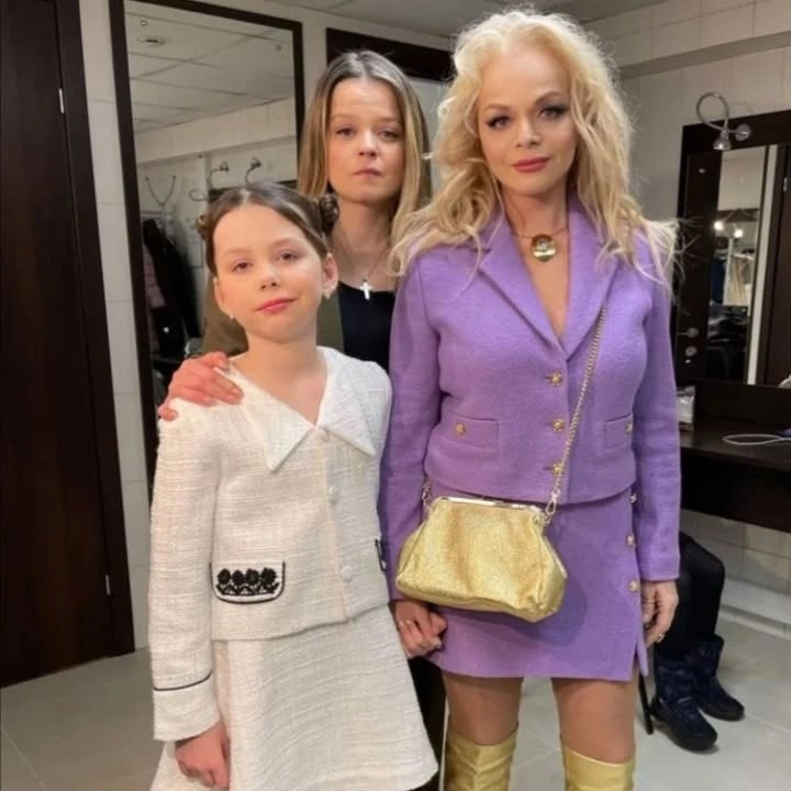 Александра Долина и Ангелина Миончинская с Ларисой Долиной 