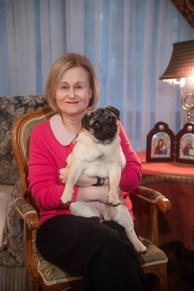 Дарья Донцова с мопсом