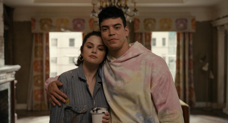 Аарон Домингес и Селена Гомес в сериале «Убийства в одном здании»