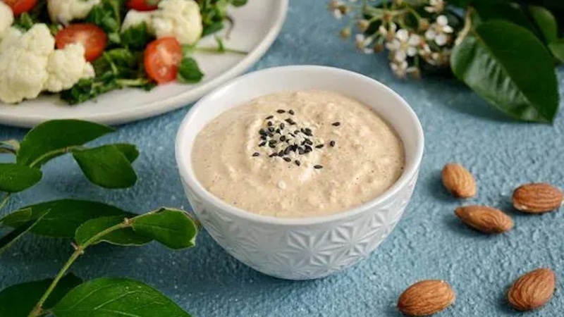 Миндальный соус: с изюмом и маслом