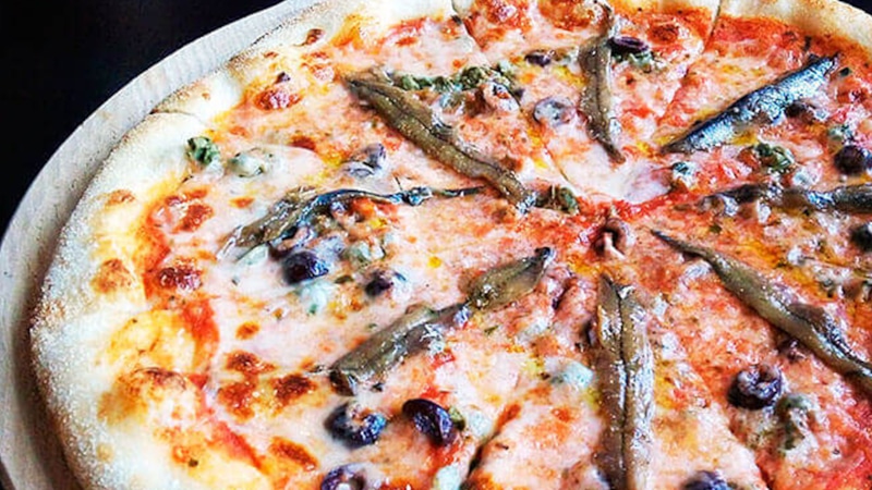 Пицца с анчоусами: средиземноморская классика