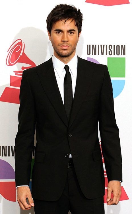 Энрике Иглесиaс в костюме