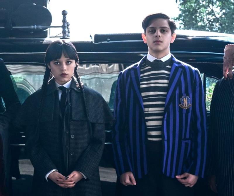 Дженна Ортега и Исаак Ордонес в сериале «Уэнздей»