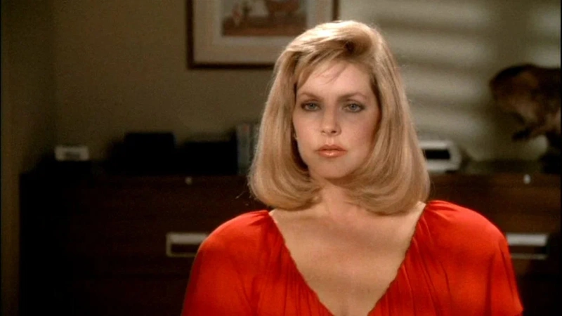 Присцилла Пресли в фильме «Голый пистолет»