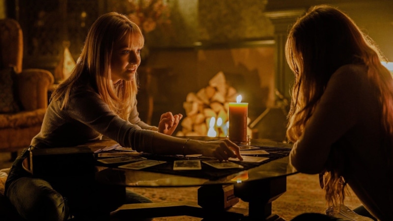 Харриет Слейтер в фильме ужасов «Таро» Харриет Слейтер в фильме ужасов «Таро»