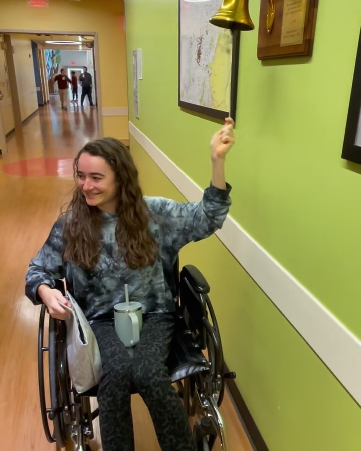 Келли Мак в инвалидной коляске