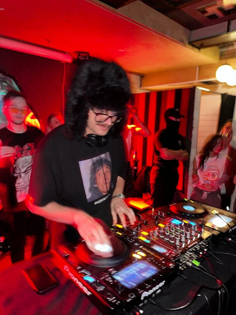 Диджей Артем Пора Домой