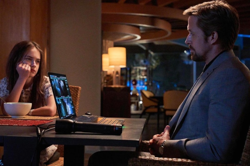 Джулия Баттерз и Райан Гослинг в фильме «Серый человек»