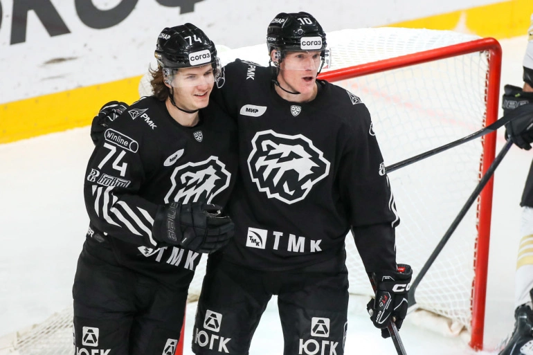 ХоккеистыВиталий Кравцов и Максим Шабанов в клубе «Трактор» ХоккеистыВиталий Кравцов и Максим Шабанов в клубе «Трактор»