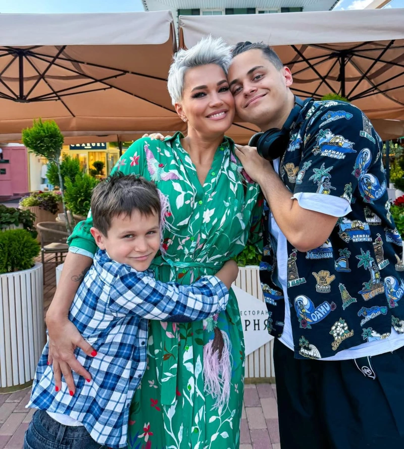 Юлия Костюшкина с детьми