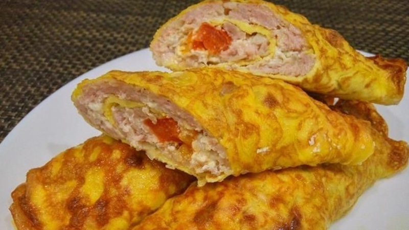 Аппетитный бризоль: фарш, сыр и помидоры в одном рулетике Аппетитный бризоль: фарш, сыр и помидоры в одном рулетике