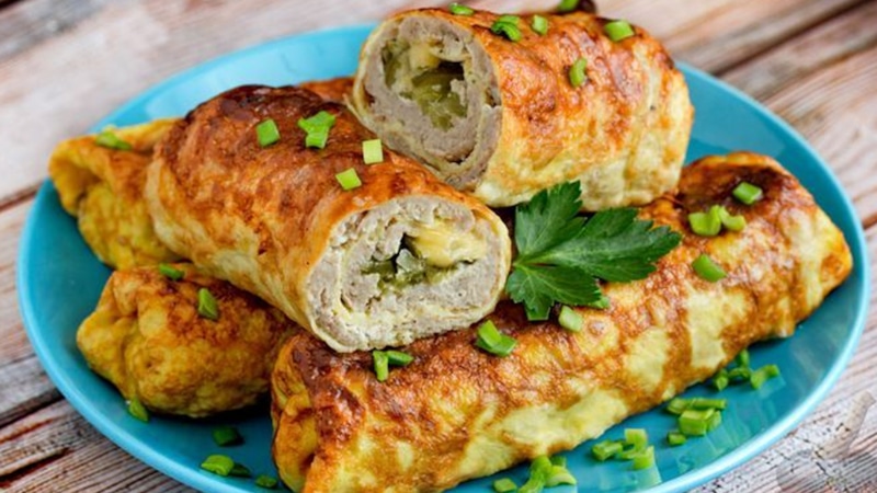 Бризоль из свинины: рулет в омлете