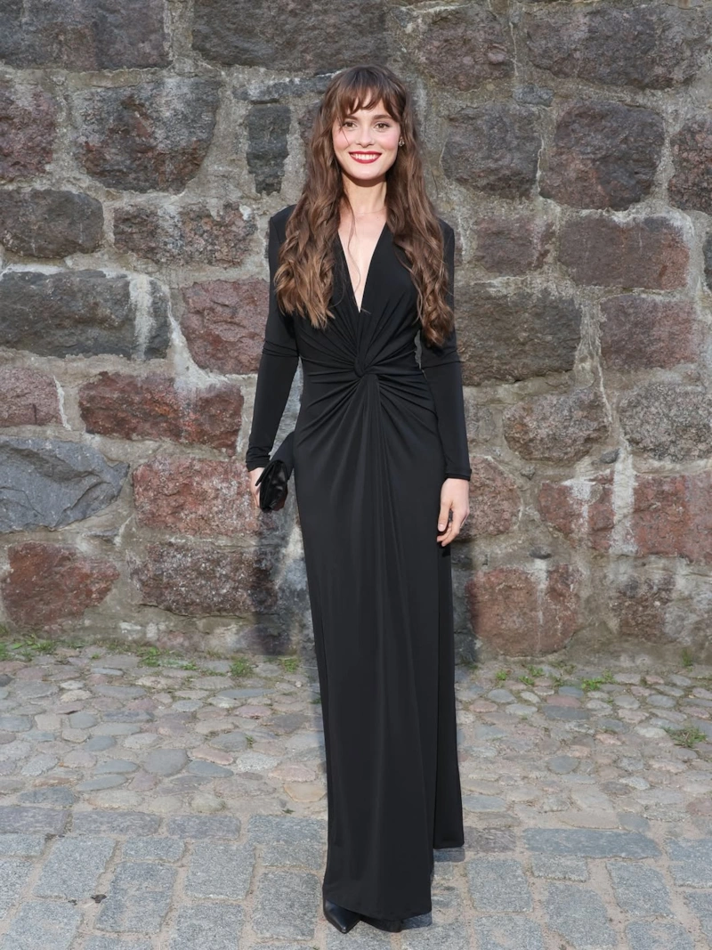 Aнгелинa Стречинa в плaтье