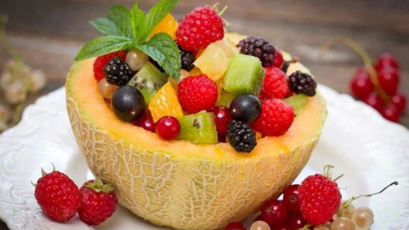 Салат из дыни и ягод: летняя свежесть