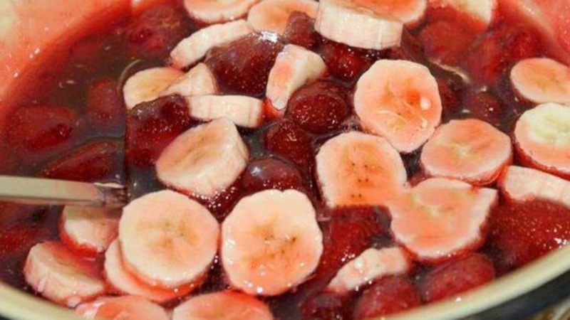 Варенье из ревеня: стебли, банан, клубника