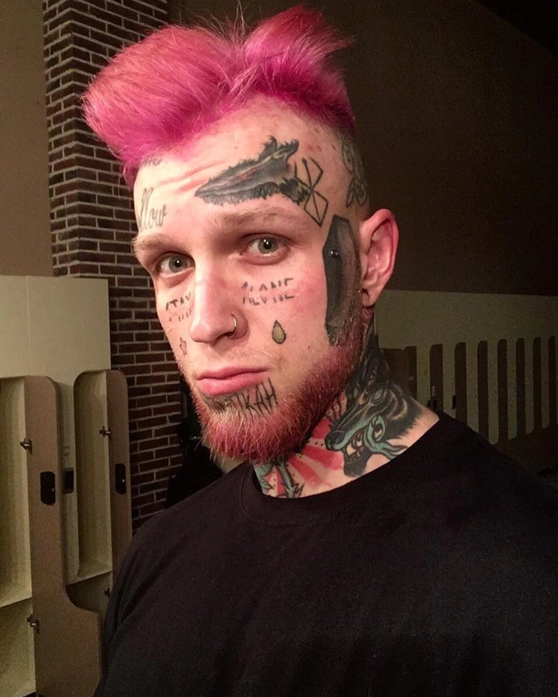 Денис Шальных с розовыми волосами