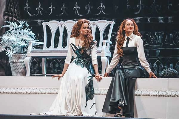 Евгения Леонова и Виктория Исакова в спектакле «Плохие хорошие» Евгения Леонова и Виктория Исакова в спектакле «Плохие хорошие»