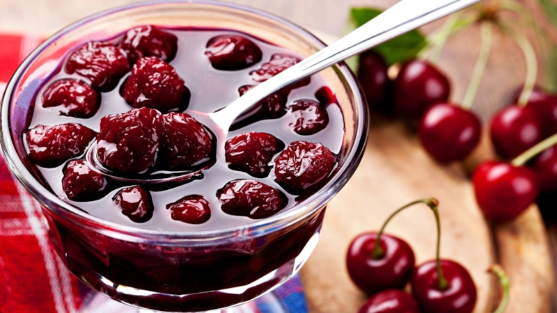 Густое варенье из вишни: зима будет уютной