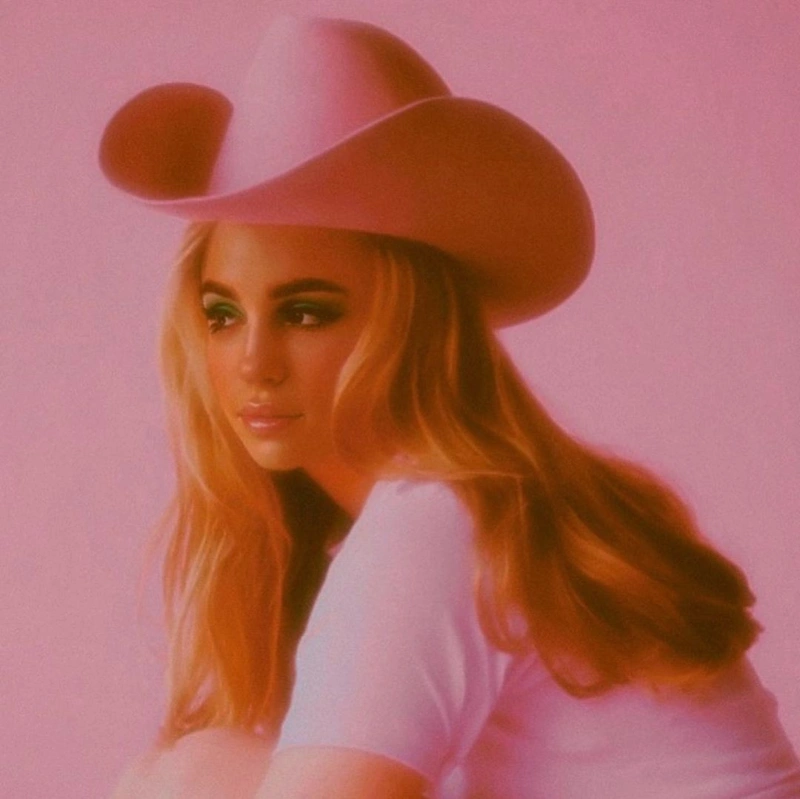 Марьяна Ро в шляпе