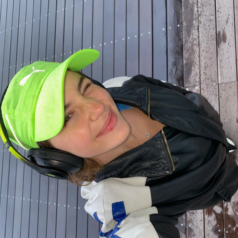 Марьяна Ро в кепке