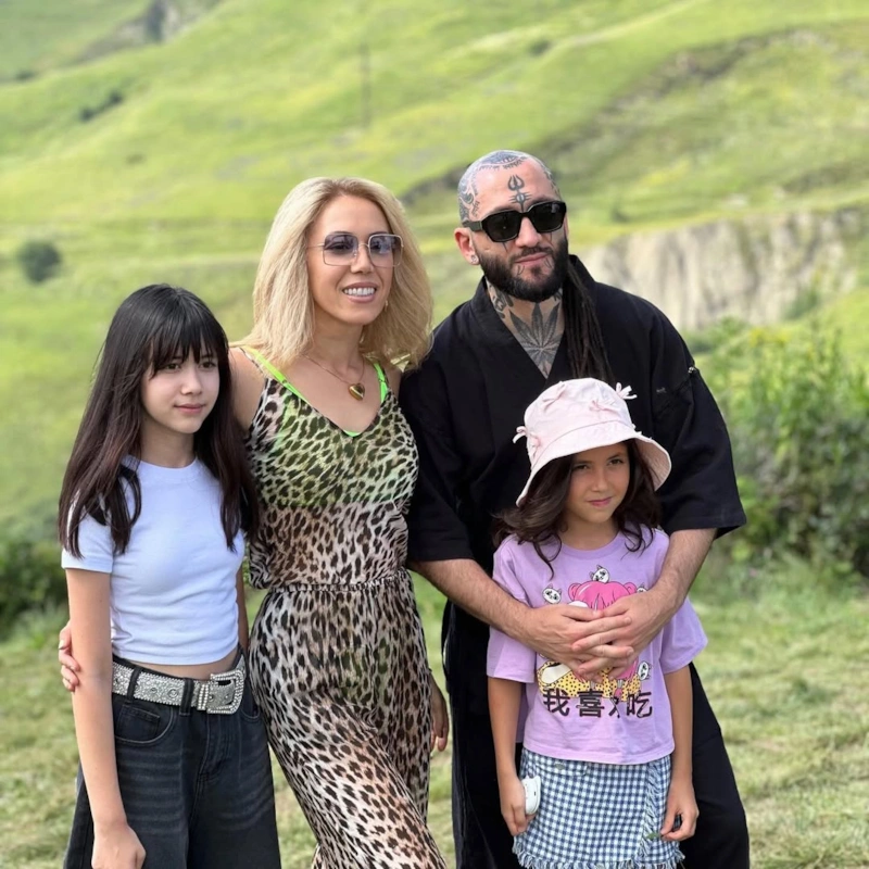 Карина Кокс с мужем и детьми