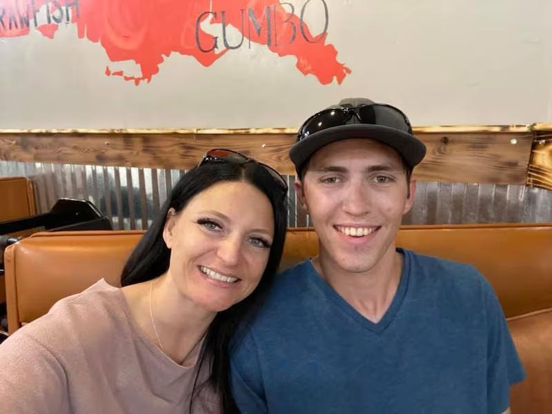 Подозреваемый в убийстве Чарли Кирка Тайлер Робинсон с мамой