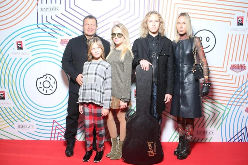 Владимир Соловьев с женой и детьми Владимир Соловьев с женой и детьми