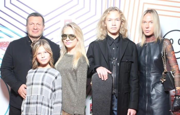 Эльга Сэпп с детьми